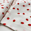 Swafing Thea Musselin Stoff Double Gauze Baumwolle Erdbeeren weiß