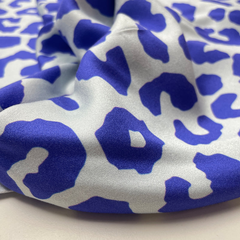 Viskose Satin Digital Stoff Leo hellblau