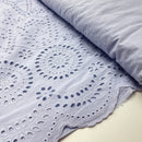 Fibre Mood Leichte Baumwolle Stoff Stickerei hellblau mit Bogenkante