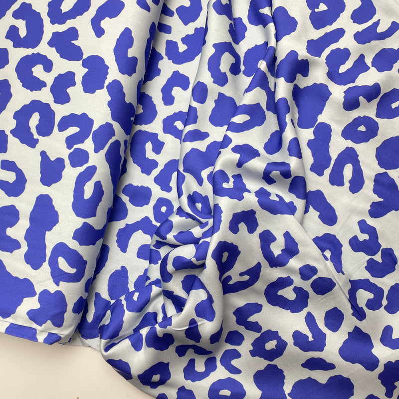 Viskose Satin Digital Stoff Leo hellblau