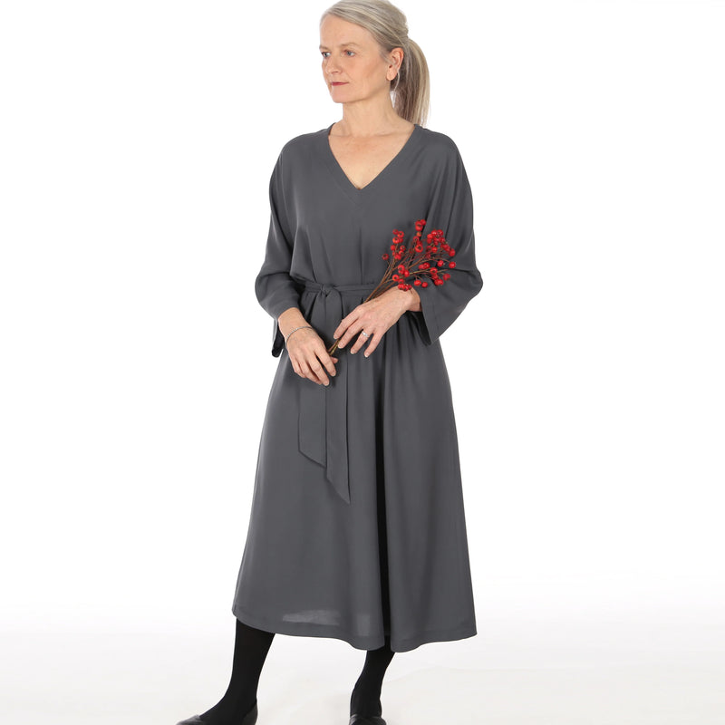 Papierschnittmuster Studio Schnittreif Kleid mit Fledermausärmeln Frau Iva